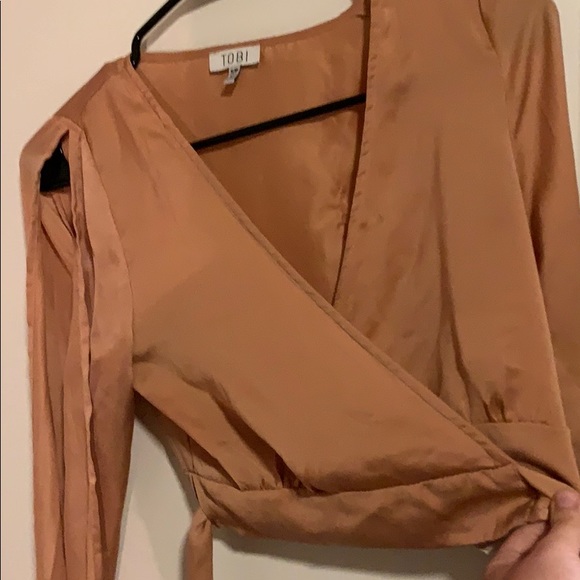 ⭐️MYLA ROSE SPLIT SLEEVE CROP TOP⭐️ - Picture 3 of 6